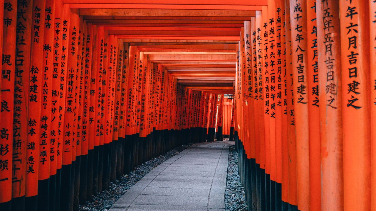 calle con barrotes rojos en japonés