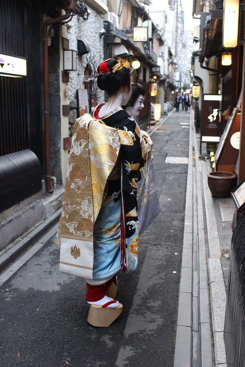 japonesas con ropa tradicional en japón