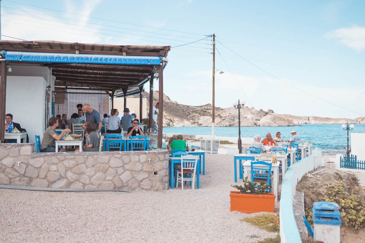chiringuito de playa en milos, grecia