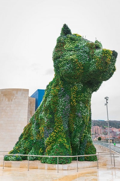 perro gigante hecho con flores y musgo en bilbao