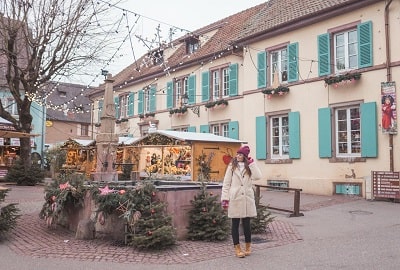 mery en el mercado navideño de eguisheim, alsacia