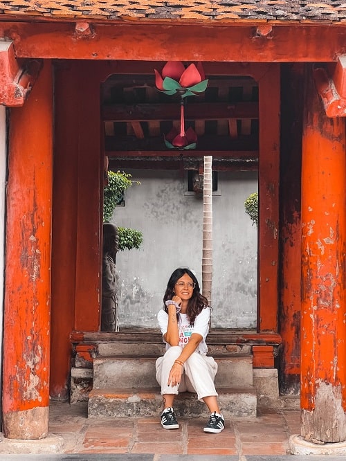 mery sentada en unas escaleras de un templo en hanoi