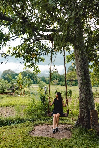 mery sentada en un columpio en un safari en sri lanka