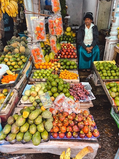 puesto de frutas en un mercado en sri lanka