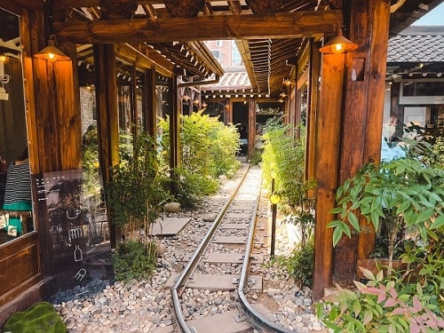 antiguas vias de ferrocarril en una zona de cafeterias