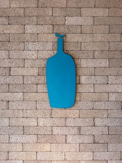 escultura en forma de botella azul