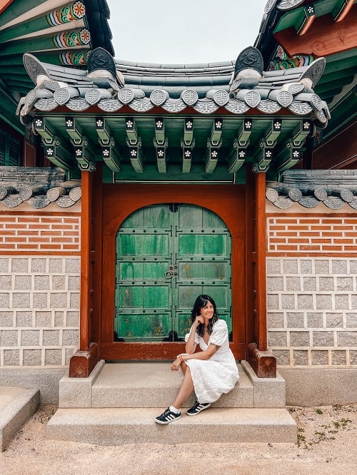 mery sentada en la entrada de un templo en corea del sur