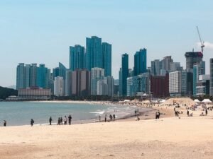 Playa de busán con rascacielos de fondo
