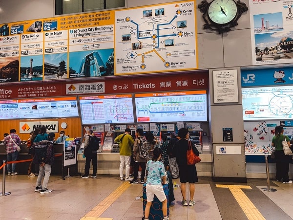 taquillas para comprar tickets de transporte en el aeropuerto de kansai
