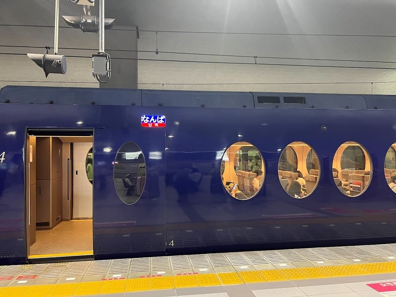 el vagón de un tren en kansai